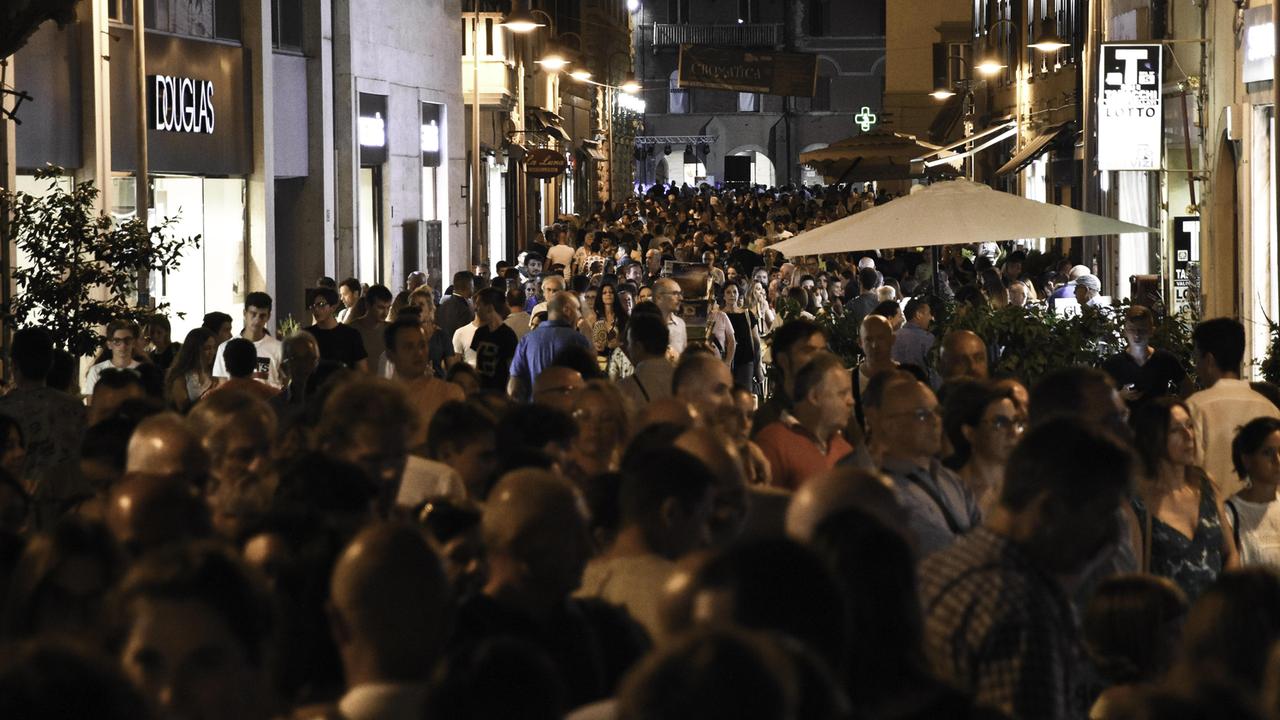 Corso Carducci a Grosseto gremito di persone in una serata di eventi (foto Agenzia Bf)