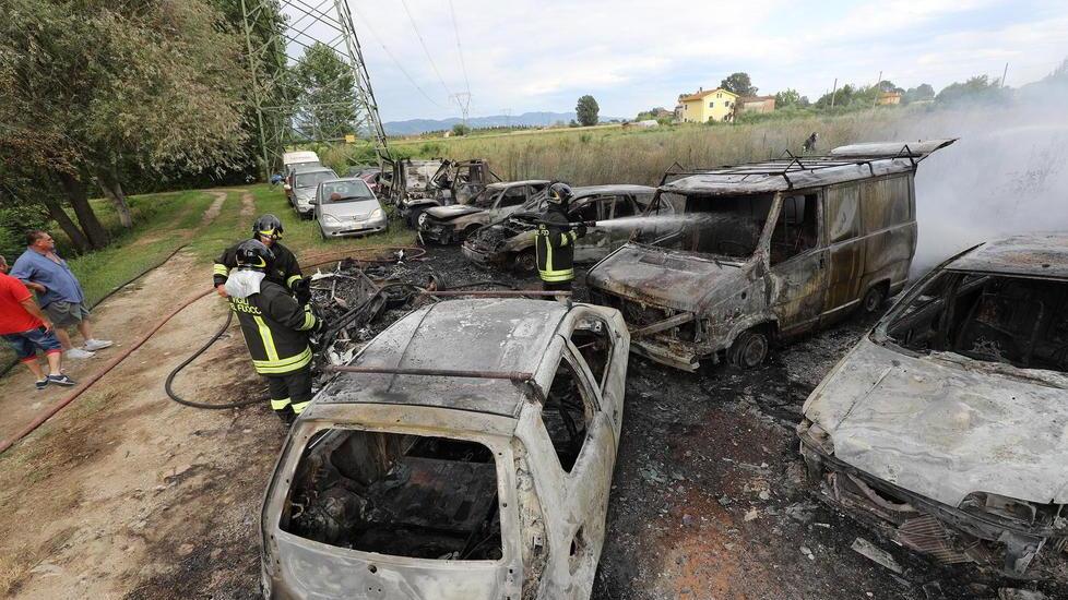 Le carcasse di alcuni mezzi distrutti dall'incendio (Foto Nucci)