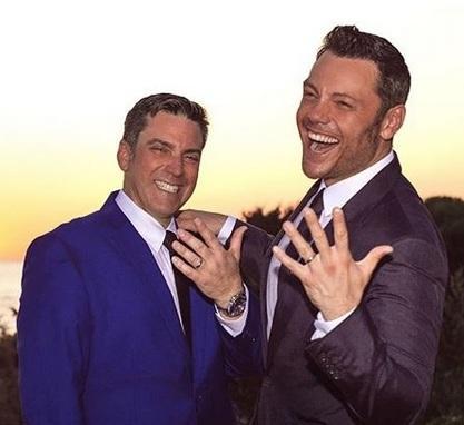 Tiziano Ferro e Victor sposi, festa blindata in villa poi la gioia sui social 