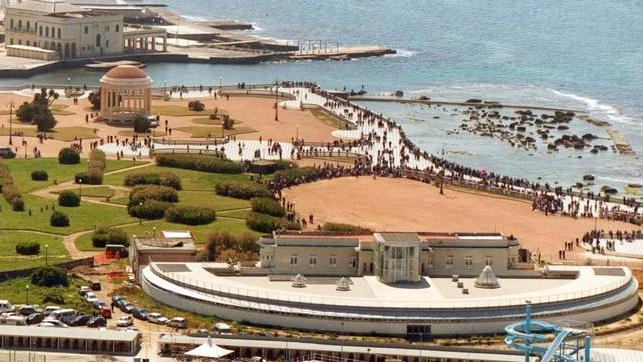 Allarme per uno sversamento alla Terrazza Mascagni