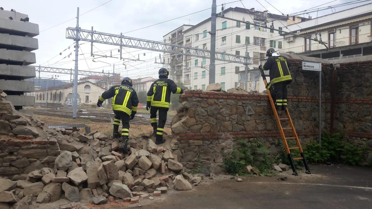 I Vigili del fuoco in azione sul muro distrutto dal camion