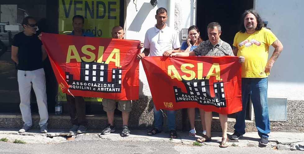 Gli attivisti per il diritto alla casa durante un picchetto anti-sfratto a Viareggio