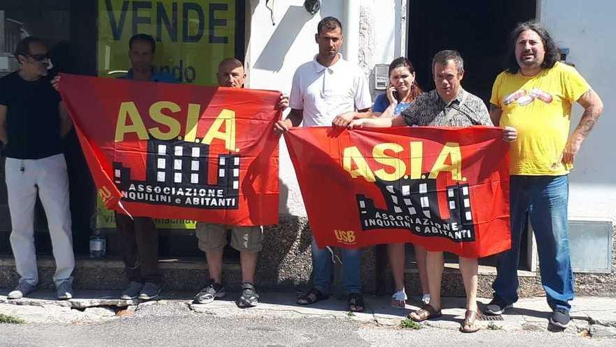Gli attivisti per il diritto alla casa durante un picchetto anti-sfratto a Viareggio