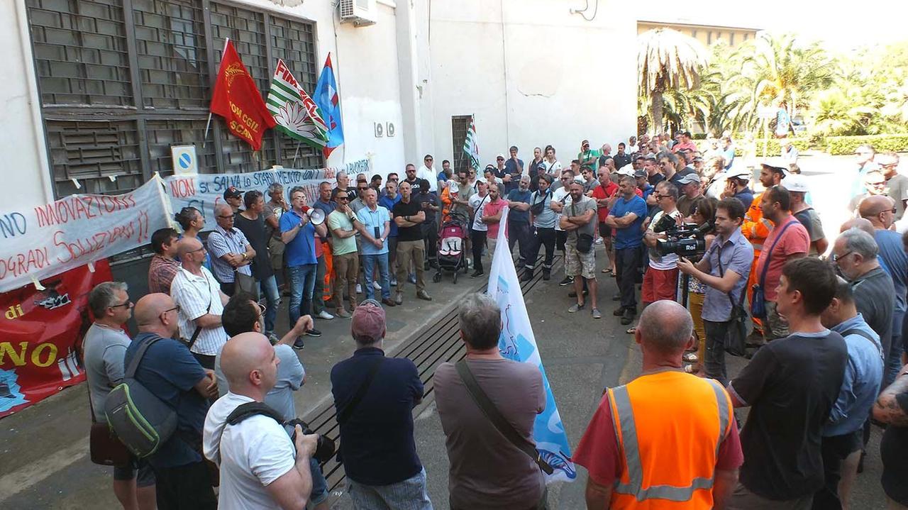 «Niente mensa a chi ha scioperato», ora i lavoratori rischiano la multa