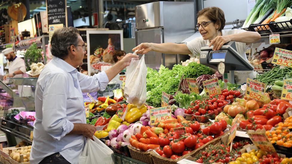 Albinelli aperto di pomeriggio. Clienti e commercianti divisi 