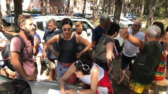 La raccolta firme a Rosmarina, domenica 14 luglio, in vista dell'esposto