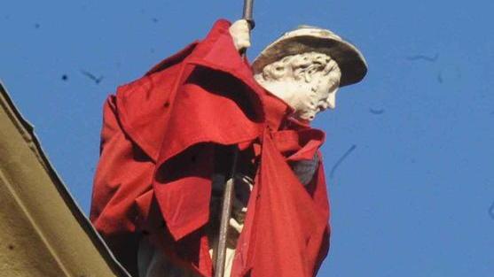 Il mantello rosso porpora sulle spalle di San Jacopo