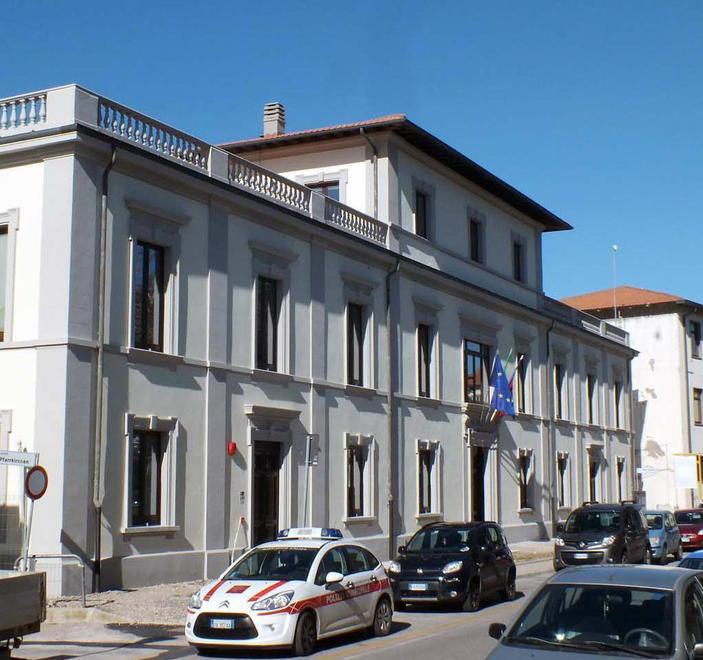 Necrologi coperti dai manifesti la protesta arriva in Comune