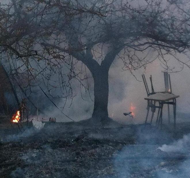 Brucia il ricovero usato dai senzatetto lungo l’argine 