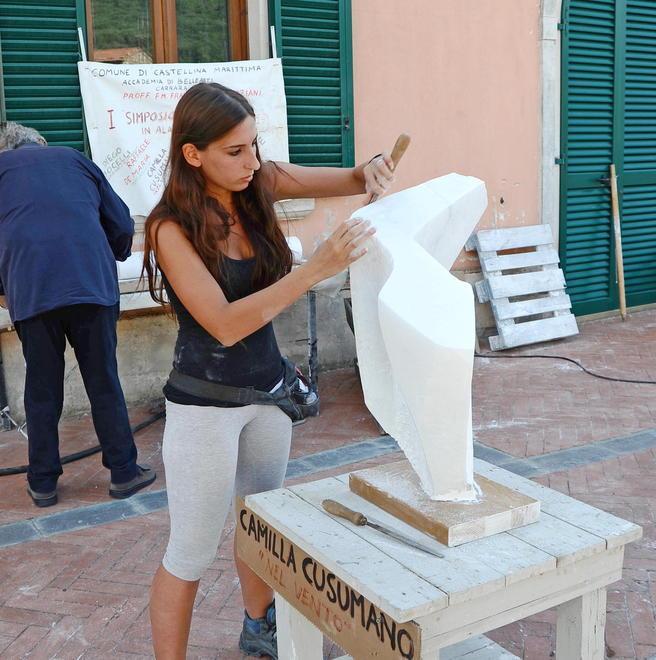 Quattro studenti-scultori decorano le fontane storiche di Castellina