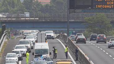 Si ribalta sulla A11, grave automobilista di 34 anni