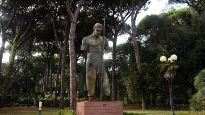 Il "Dedalo" di Mitoraj collocato nel parco della Versiliana