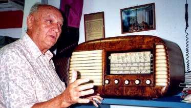 Marcello Bacci con la sua radio a valvola