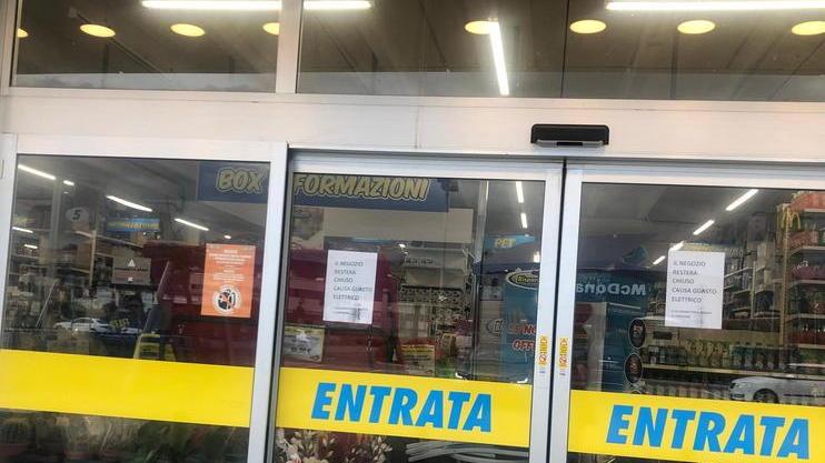 Il negozio chiuso lunedì mattina con l’avviso sulla porta rivolto ai clienti