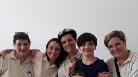 Mattia, oggi undicenne, insieme ad alcuni degli infermieri che lo hanno seguito