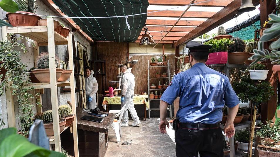 Gli uomini della scientifica e i carabinieri nella casa in cui è avvenuto il fatto