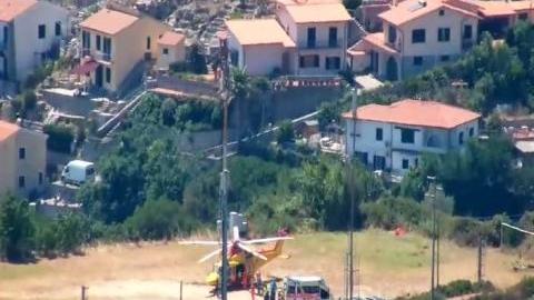 Si infilza con la fiocina del fucile subacqueo sulla spiaggia di Cavoli