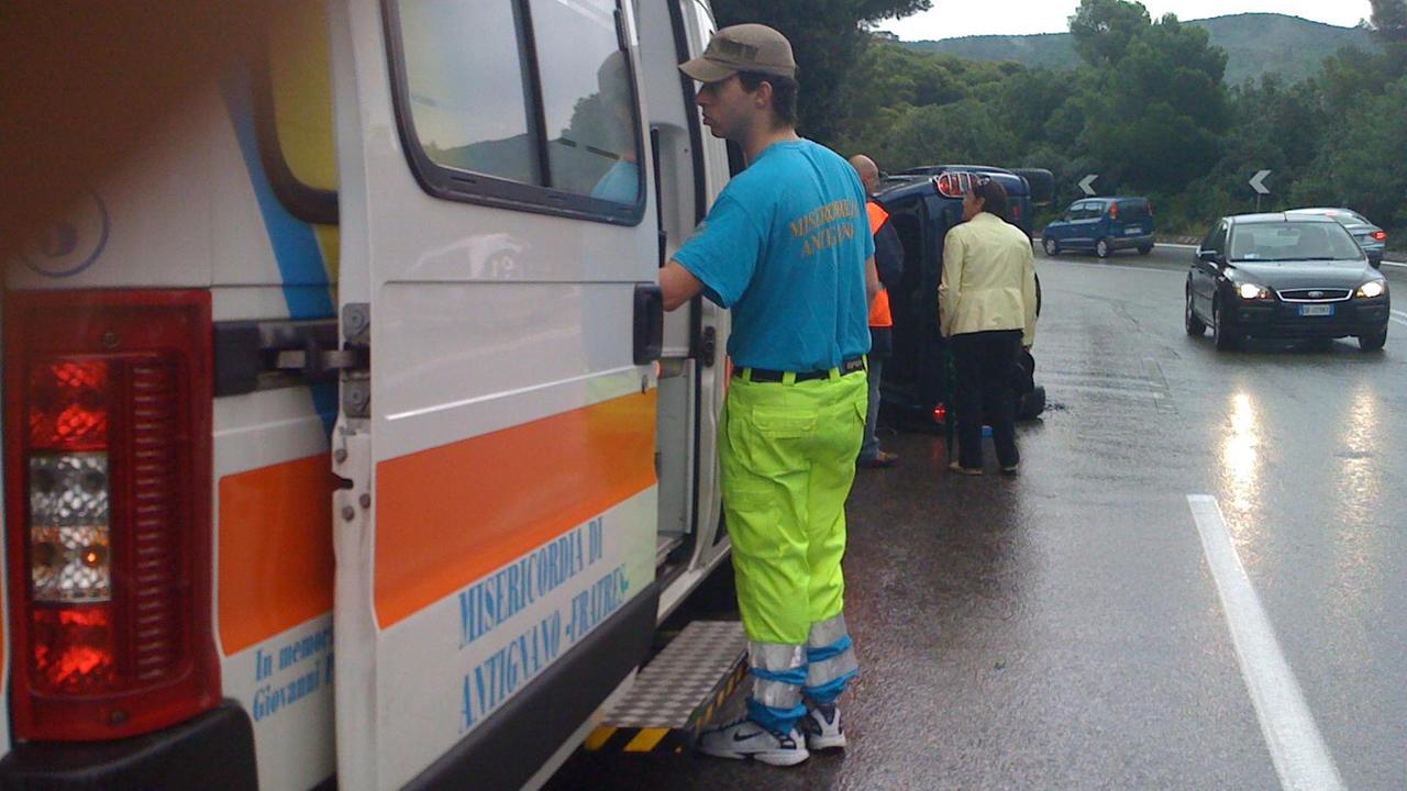 Un'ambulanza della Misericordia di Antignano (foto d'archivio)