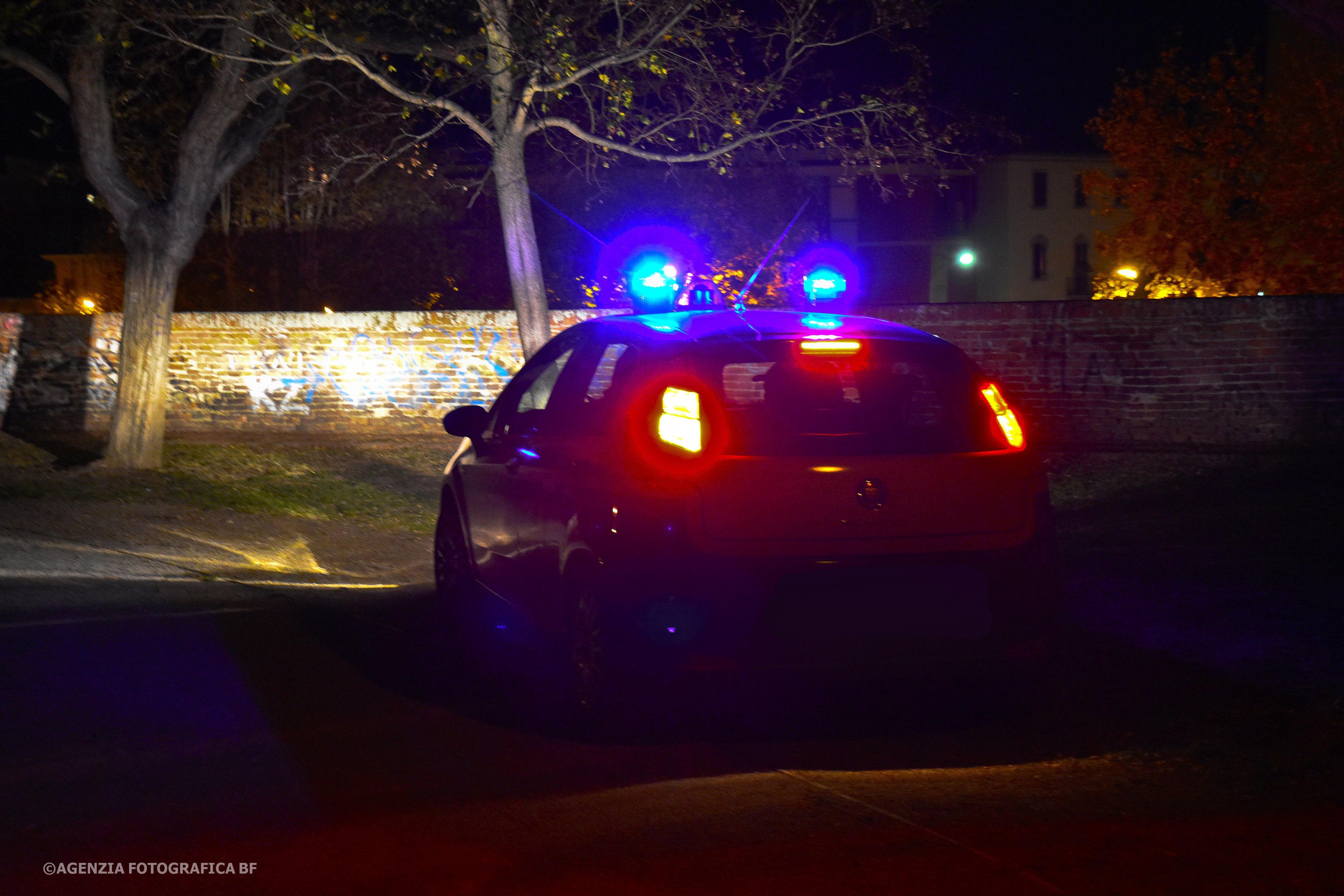 Un'auto della polizia di Stato durante un controllo notturno (foto d'archivio)