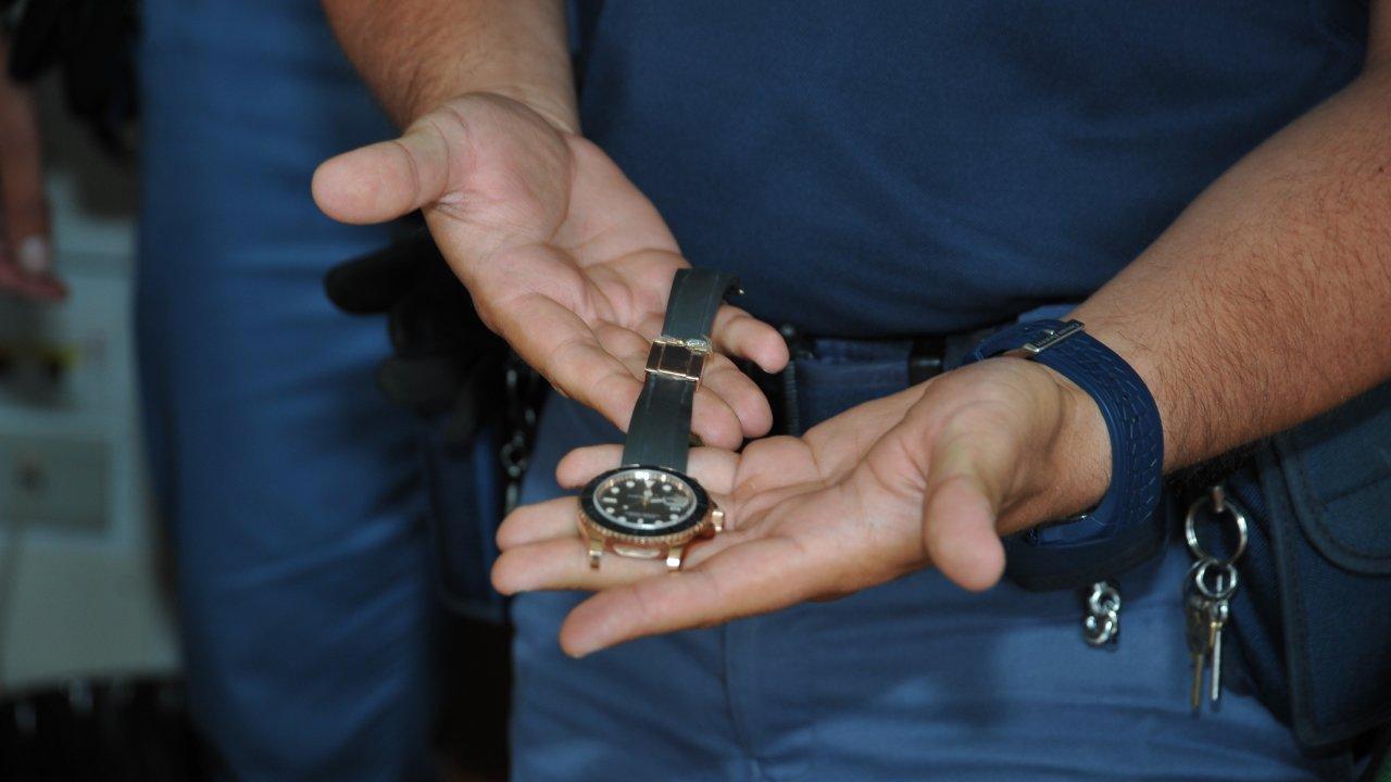 Un poliziotto mostra un Rolex (foto d'archivio)