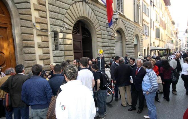 Fa ricorso contro la demolizione 