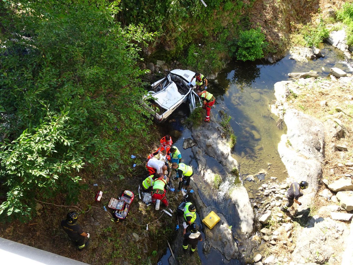 Pistoia, auto sfonda la ringhiera del ponte e precipita nel torrente: due morti 