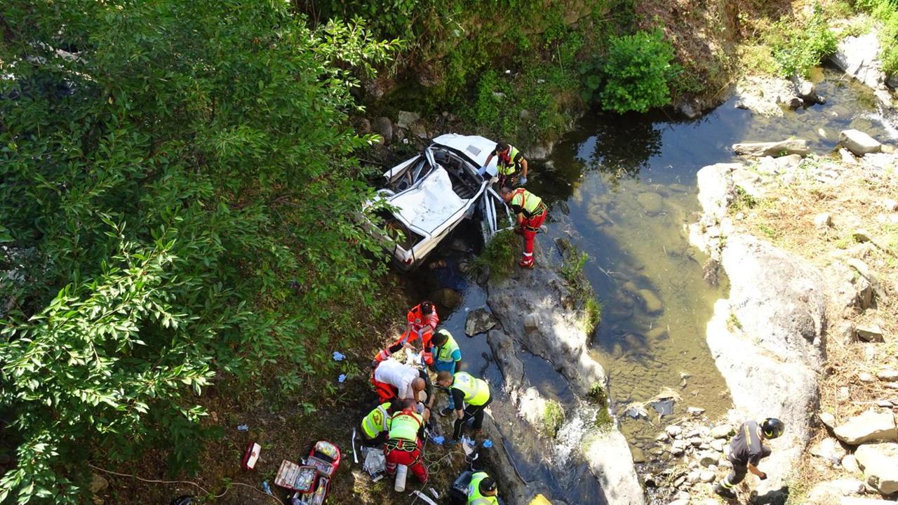 Pistoia, auto sfonda la ringhiera del ponte e precipita nel torrente: due morti