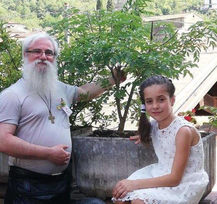 «Regalate alberi, non giochi, ai vostri bambini». La missione di don Luca Franceschini, il prete ambientalista 