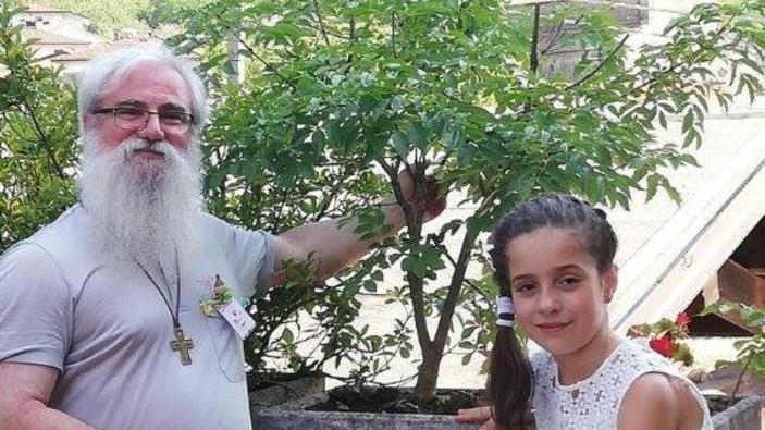 «Regalate alberi, non giochi, ai vostri bambini». La missione di don Luca Franceschini, il prete ambientalista