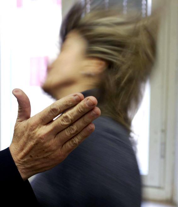 Pugni e schiaffi alla moglie: arrestato dai carabinieri