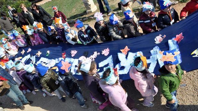 Bambini sul lungomare per festeggiare la primavera