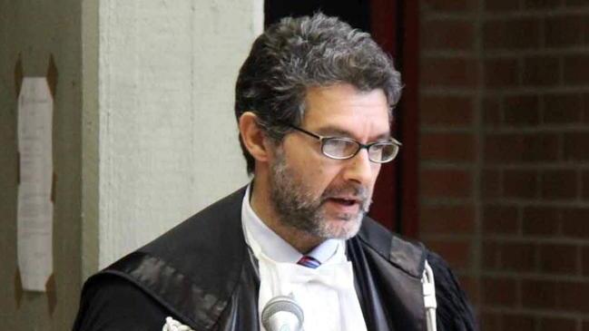 Beve insieme all’amico poi lo rapina e scappa urlando “Allah è grande”