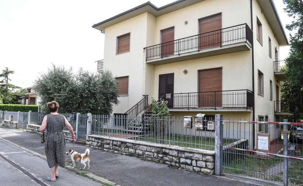 Morto in casa da giorni si aspetta l’autopsia La moglie resta in ospedale 
