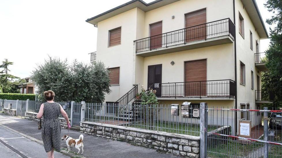 Morto in casa da giorni si aspetta l’autopsia La moglie resta in ospedale