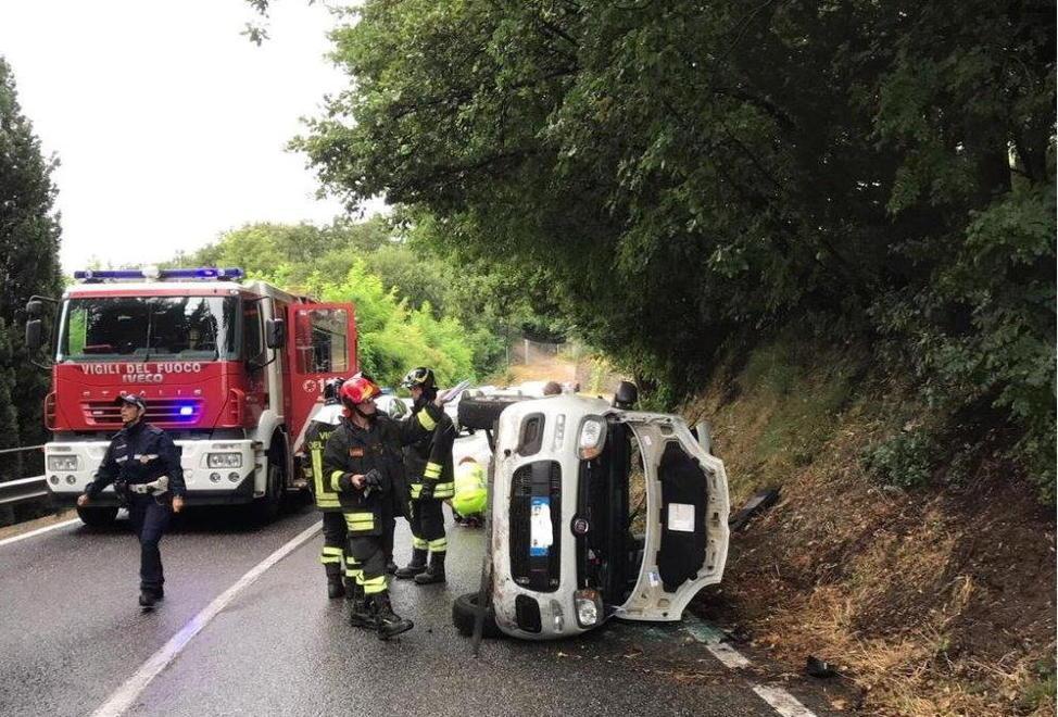 Caduta di alberi e due auto finite fuori strada 