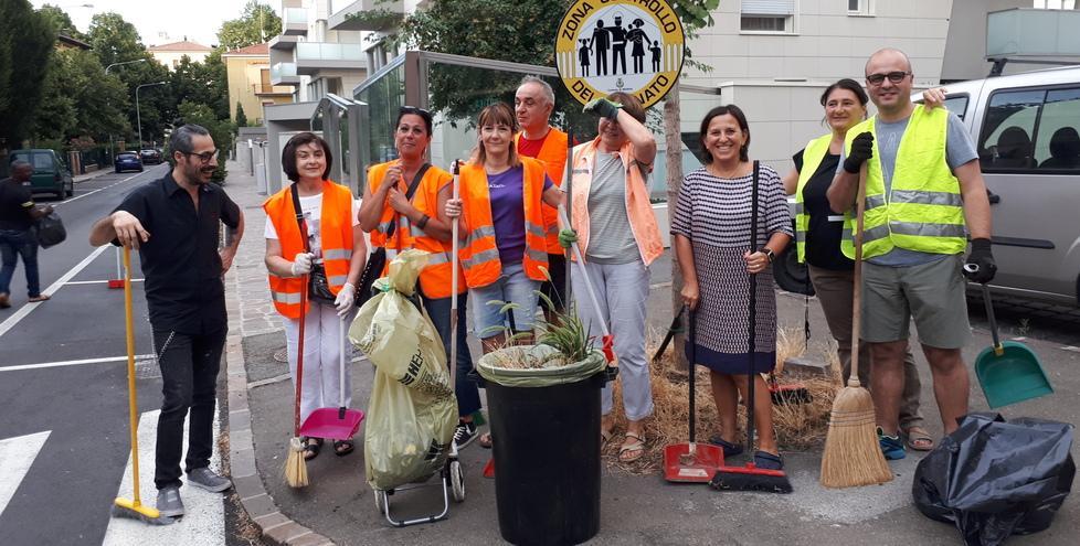 I residenti con scope e palette puliscono le vie e fanno festa 