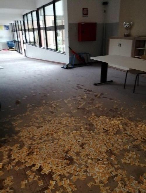 Vandali scatenati tornano a scuola e la devastano 
