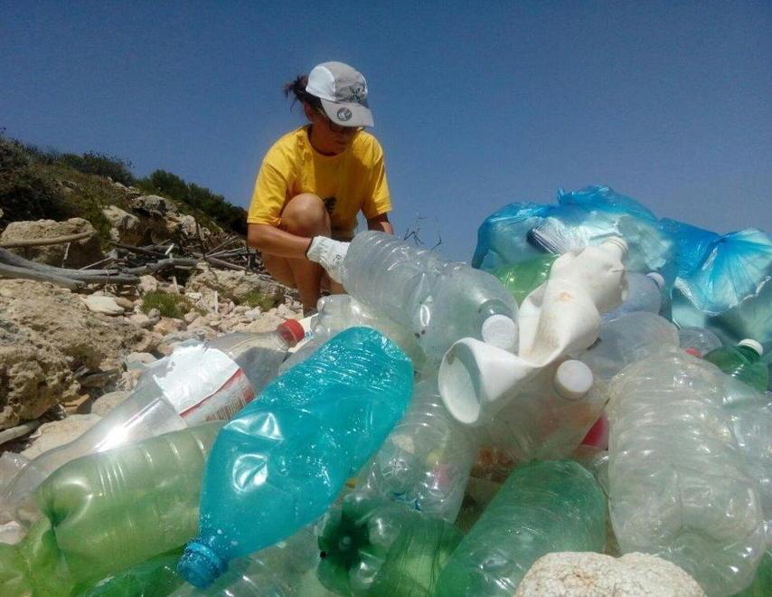 Mare che vai multa che trovi, via alle sanzioni anti-plastica 