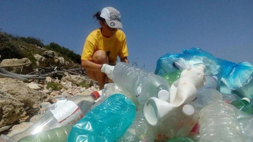 Mare che vai multa che trovi, via alle sanzioni anti-plastica