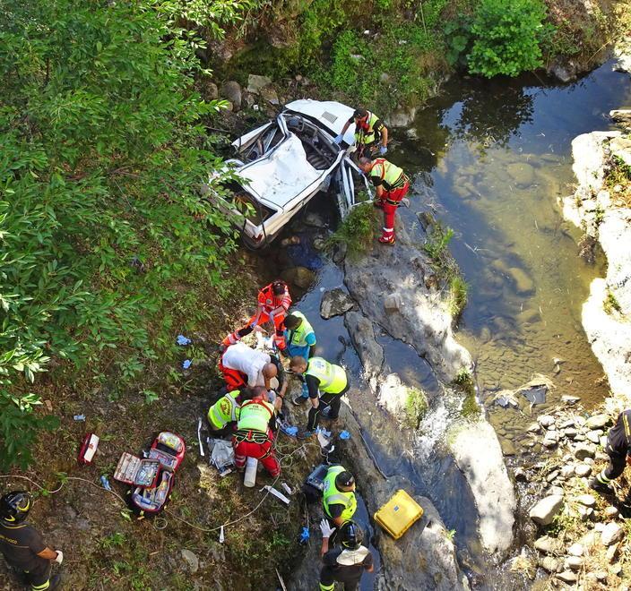 Coniugi morti nell'auto caduta nel torrente, un malore alla guida può spiegare l'incidente