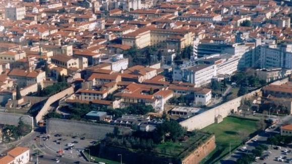 «Non abbattere l’ospedale rigenerarlo per il sociale»