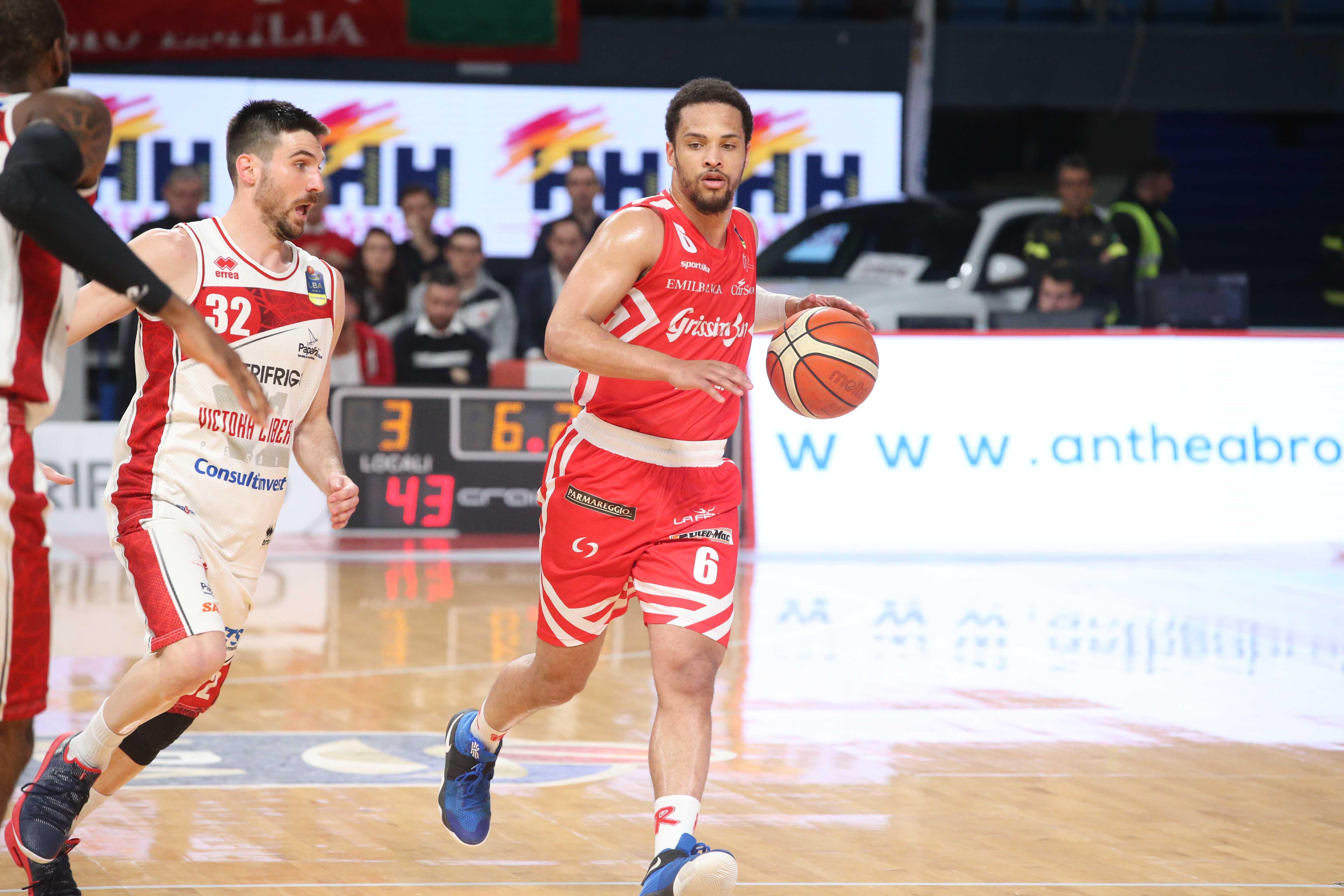 Mike Dixon in azione con la maglia della Pallacanestro Reggiana