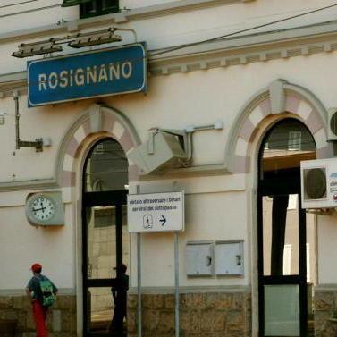 Sale sul treno alla stazione di Rosignano e crea il panico: giovane arrestato