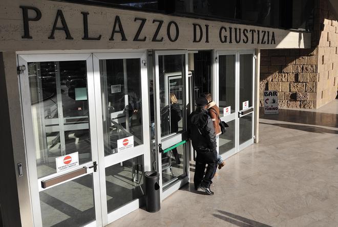 Palpeggia cameriera, rinviato a giudizio