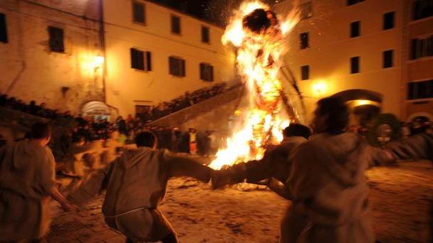La torciata di San Giuseppe Folla in piazza Garibaldi