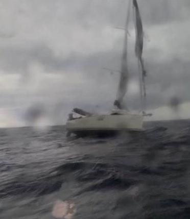 Barca a vela nei guai per il vento di levante, due diportisti salvati