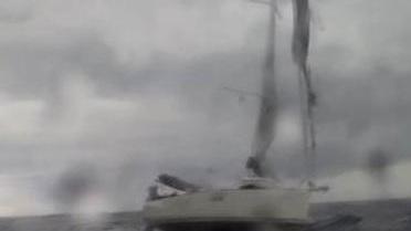 Barca a vela nei guai per il vento di levante, due diportisti salvati