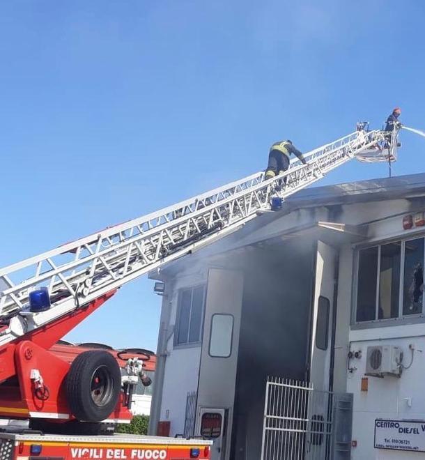 Incendio distrugge capannone danni ingenti alla Centro Diesel 