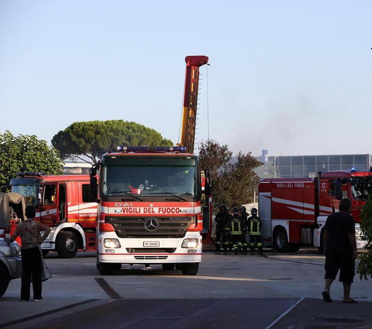 Trivella fora il tubo del metano e viene avvolta dalle fiamme 