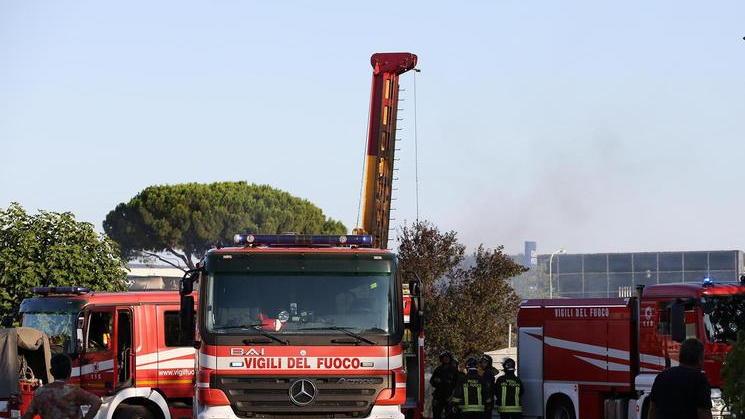 Trivella fora il tubo del metano e viene avvolta dalle fiamme